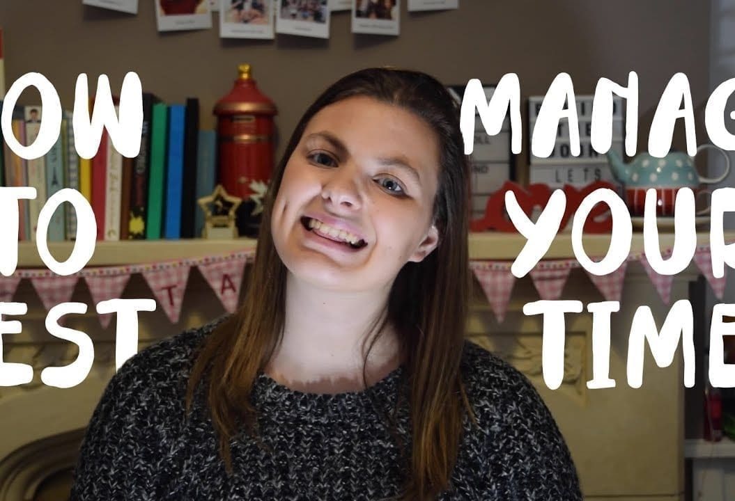 Thumbnail of a girl smiling in a bedroom, saying 'how to best manage your time'