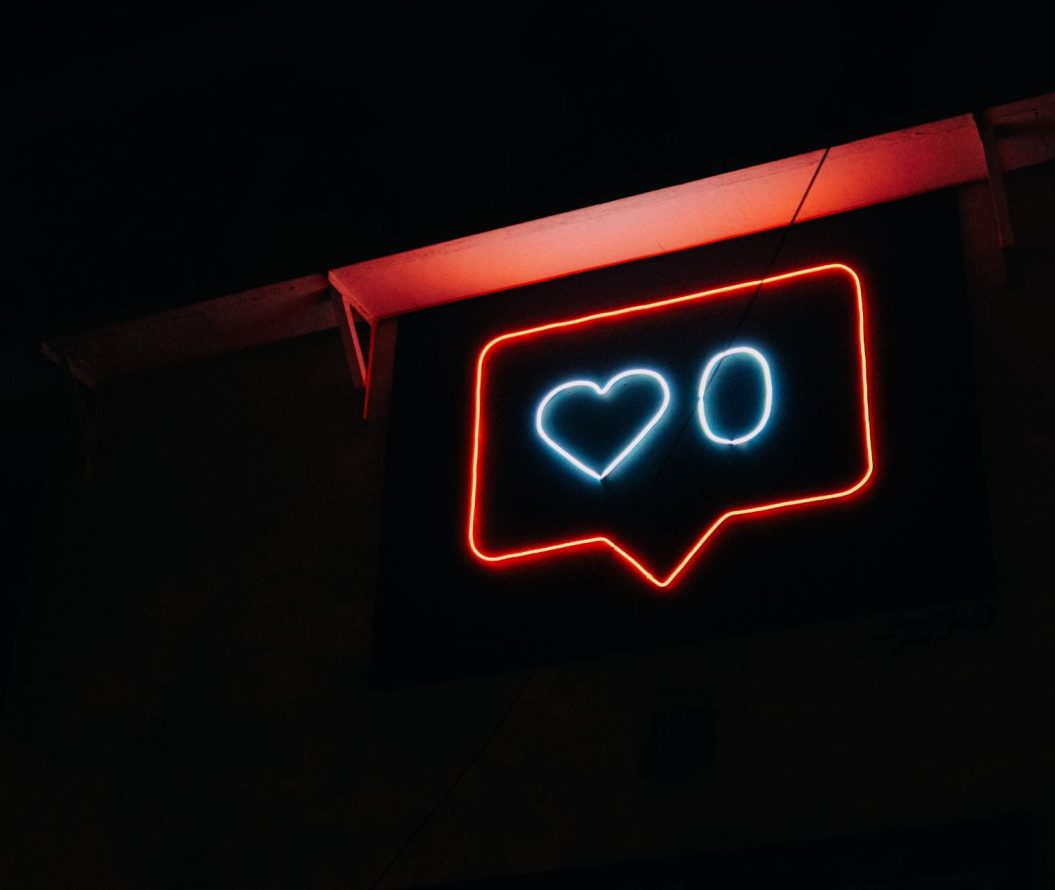Neon sign of a pop-up with a heart and a 0.