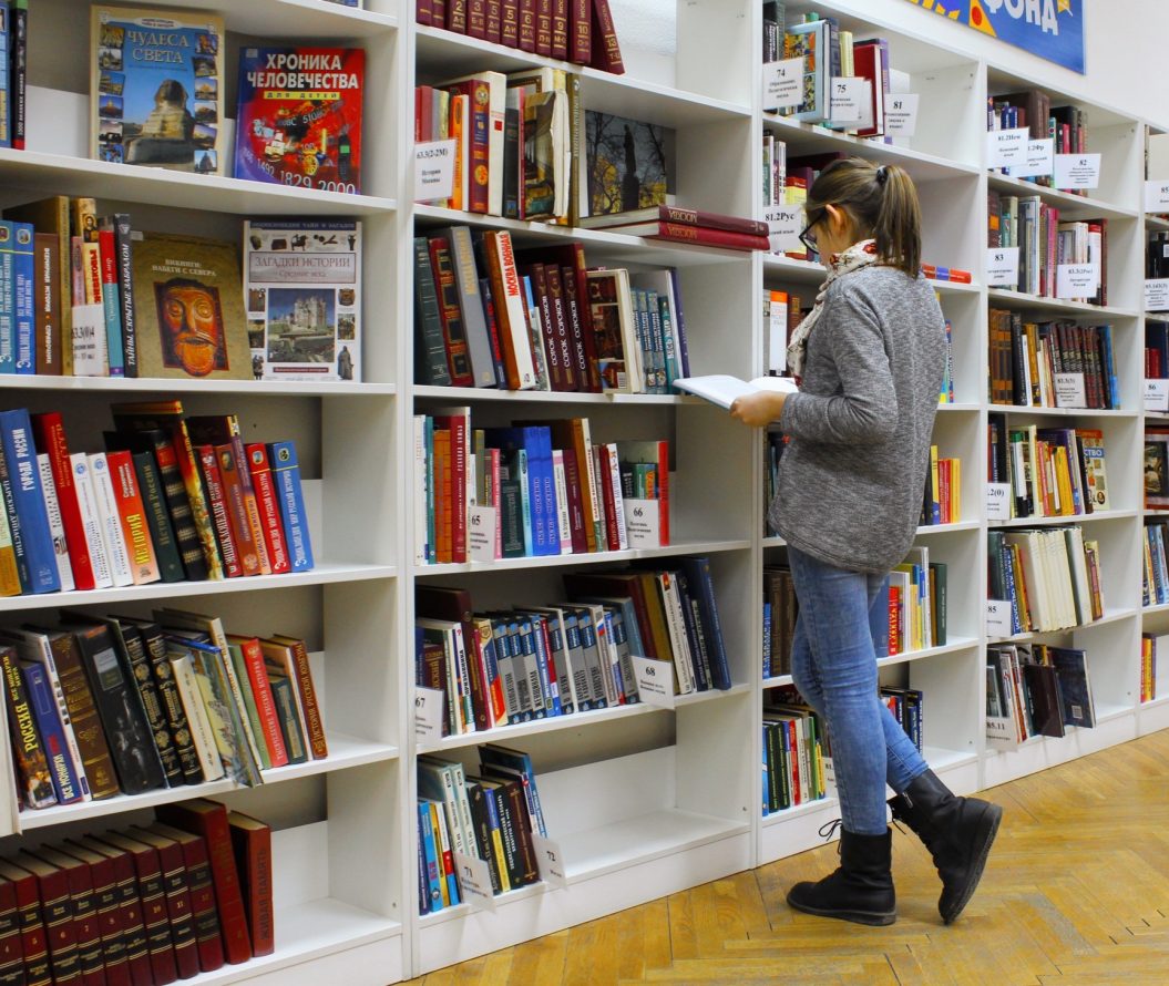 a woman in the bookstore reading a book